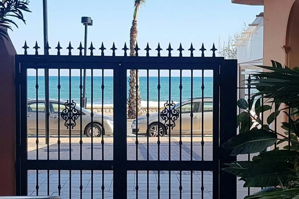 Beachfront With Sea Views And Pool Apartment Fuengirola Spain